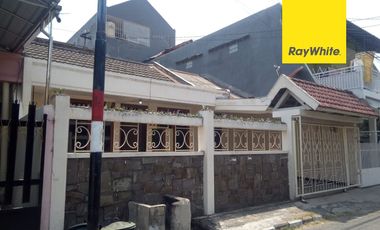Rumah di jalan Simpang Darmo Permai Selatan Dukuh Pakis Surabaya