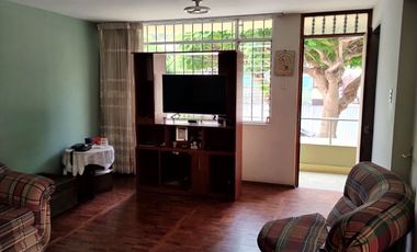 SURCO VENDO CASA 2 PISOS 223.00 M2 3 DORM JARDIN $ 398000