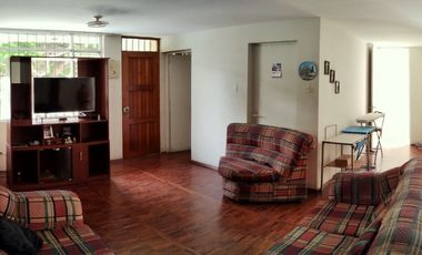SURCO VENDO CASA 2 PISOS 223.00 M2 3 DORM JARDIN $ 398000
