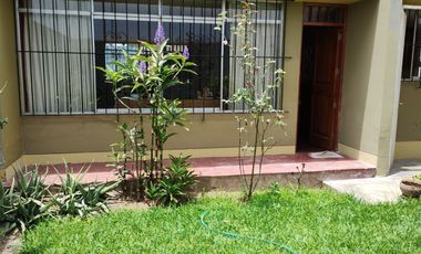 SURCO VENDO CASA 2 PISOS 223.00 M2 3 DORM JARDIN $ 398000