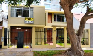SURCO VENDO CASA 2 PISOS 223.00 M2 3 DORM JARDIN $ 398000