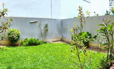 SURCO VENDO CASA 2 PISOS 223.00 M2 3 DORM JARDIN $ 398000