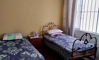 SURCO VENDO CASA 2 PISOS 223.00 M2 3 DORM JARDIN $ 398000