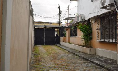 Venta Casa Bifamiliar en Urdesa Norte