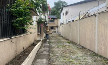 Venta Casa Bifamiliar en Urdesa Norte