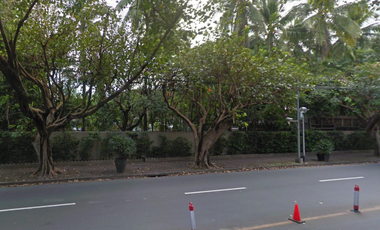 With an old house: Lot for sale in Dasmariñas Village, Makati City
