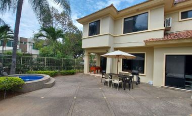 Samborondon, Venta de Linda Casa 4 Dorm. con Jacuzzi