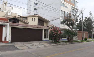 Hermosa y amplia Casa y/o amplio Terreno muy cerca al Pentagonito, rodeado de áreas verdes.