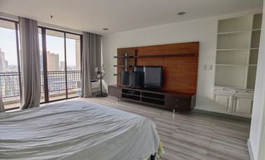 Spacious 3BR Fully Furnish Unit at Skyland Makati