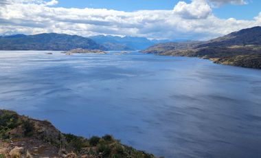 Vendo 40 hectáreas, con orilla Lago Cochrane. Comuna de Cochrane. Región de Aysén