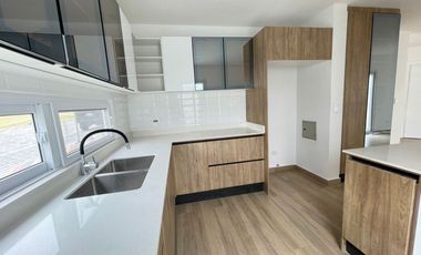 Venta en Manta: Casa Nueva de 3 Dormitorios con Acabados de Lujo en Sector Sur