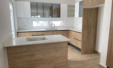 Venta en Manta: Casa Nueva de 3 Dormitorios con Acabados de Lujo en Sector Sur