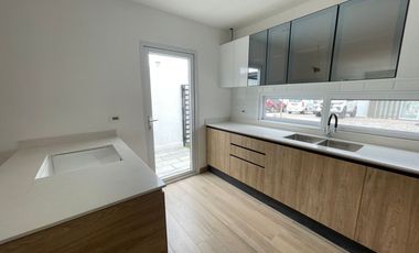 Venta en Manta: Casa Nueva de 3 Dormitorios con Acabados de Lujo en Sector Sur