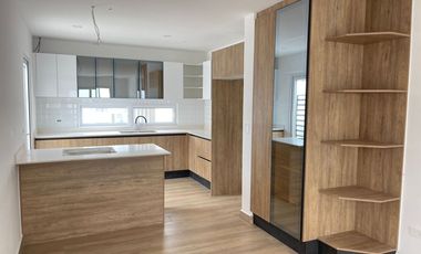 Venta en Manta: Casa Nueva de 3 Dormitorios con Acabados de Lujo en Sector Sur