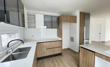 Venta en Manta: Casa Nueva de 3 Dormitorios con Acabados de Lujo en Sector Sur