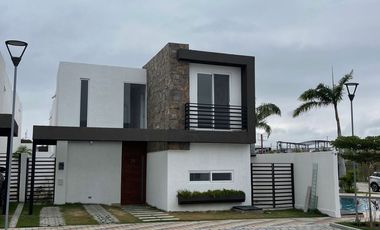 Venta en Manta: Casa Nueva de 3 Dormitorios con Acabados de Lujo en Sector Sur