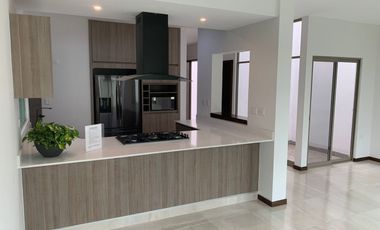 CASA EN VENTA EN FRACCIONAMIENTO PRIVADO EN VIÑEDOS