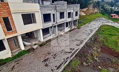 VENTA - CASAS DE VENTA EN LA CIUDAD DE GUARANDA EN EL SECTOR DEL COLEGIO TECNICO GUARANDA/24URB03
