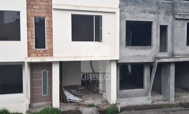 VENTA - CASAS DE VENTA EN LA CIUDAD DE GUARANDA EN EL SECTOR DEL COLEGIO TECNICO GUARANDA/24URB03
