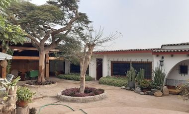 Fundo con casa de canpo y gran area verde en Pachacamac