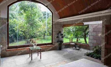 En venta casa  muy cerca de Tepoztlán Morelos. Gran terreno, escriturada! Con cancha de tenis, alberca, rodeado de naturaleza!