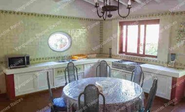 En venta casa  muy cerca de Tepoztlán Morelos. Gran terreno, escriturada! Con cancha de tenis, alberca, rodeado de naturaleza!