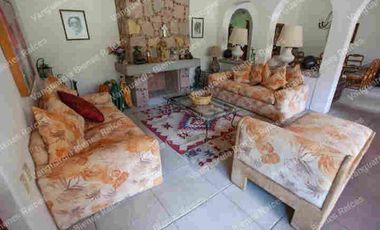 En venta casa  muy cerca de Tepoztlán Morelos. Gran terreno, escriturada! Con cancha de tenis, alberca, rodeado de naturaleza!