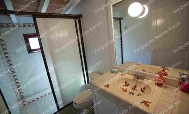 En venta casa  muy cerca de Tepoztlán Morelos. Gran terreno, escriturada! Con cancha de tenis, alberca, rodeado de naturaleza!