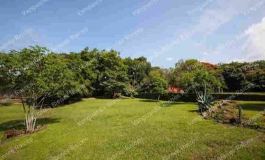 En venta casa  muy cerca de Tepoztlán Morelos. Gran terreno, escriturada! Con cancha de tenis, alberca, rodeado de naturaleza!