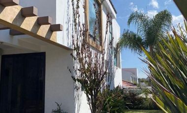 Casa en renta en la vista country zona atlixcayotl