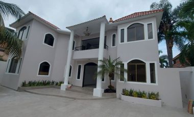 Samborondon, Vendo Hermosa Casa Remodelada con Vista al Rio