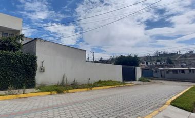 ¡Oportunidad en Calderón! Propiedad con oficinas y bodegas, ideal para Fábricas, Talleres, Empresa o Proyectos Educativos 🏢