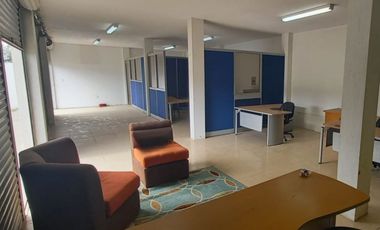 ¡Oportunidad en Calderón! Propiedad con oficinas y bodegas, ideal para Fábricas, Talleres, Empresa o Proyectos Educativos 🏢