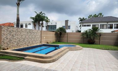 Venta de Casa con piscina en Samborondón, Guayaquil