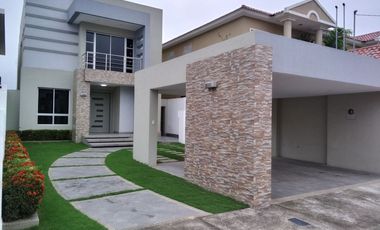 Casa de venta en la Urbanización Condado de Vicolinci, 3 dormitorios.