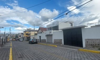 Casa rentera con local de venta en Quito sector Calderon
