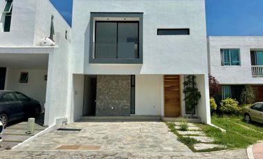 Casa nueva en venta en Sendero las Moras, para estrenar! con Casa Club