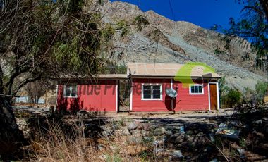 Venta de sitio urbano con casa en Huanta, orilla de carretera y río. Valle del Elqui. $47 millones