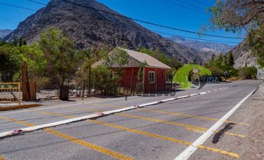 Venta de sitio urbano con casa en Huanta, orilla de carretera y río. Valle del Elqui. $47 millones