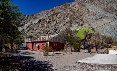 Venta de sitio urbano con casa en Huanta, orilla de carretera y río. Valle del Elqui. $47 millones