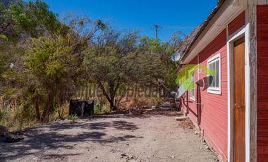 Venta de sitio urbano con casa en Huanta, orilla de carretera y río. Valle del Elqui. $47 millones