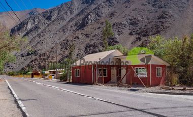 Venta de sitio urbano con casa en Huanta, orilla de carretera y río. Valle del Elqui. $47 millones