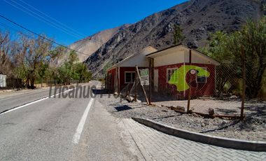 Venta de sitio urbano con casa en Huanta, orilla de carretera y río. Valle del Elqui. $47 millones