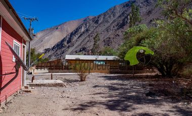 Venta de sitio urbano con casa en Huanta, orilla de carretera y río. Valle del Elqui. $47 millones