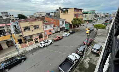 En Venta Casa de 5 Dormitorios en Letamendi Entre Av Quito y Av Machala