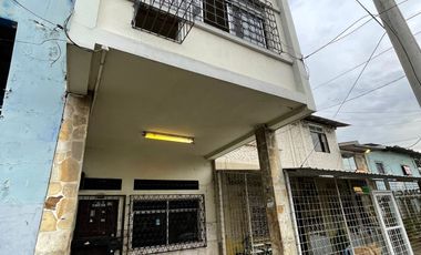 En Venta Casa de 5 Dormitorios en Letamendi Entre Av Quito y Av Machala