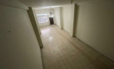 En Venta Casa de 5 Dormitorios en Letamendi Entre Av Quito y Av Machala