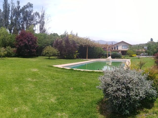 Veridika vende parcela con hermosas áreas verdes y piscina
