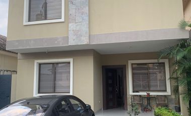 Casa familiar de 2 pisos en Ceibos Norte con doble garita de seguridad en venta