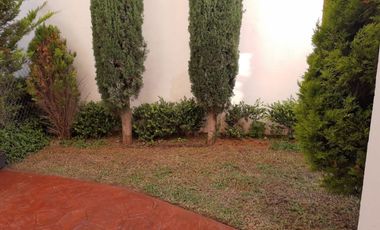 Venta de Casa en Esquina en Sendero de los Pinos – Espaciosa y Moderna
